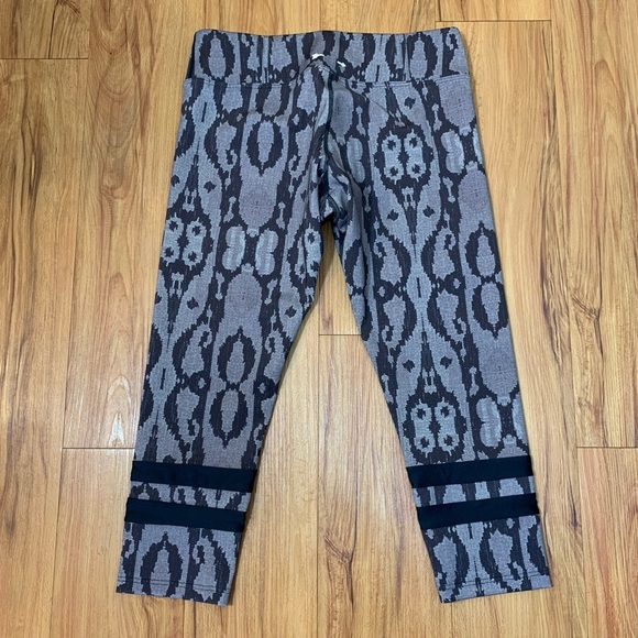 THE UPSIDE Pattern 3/4 Crop Leggings - Picture 2 of 13